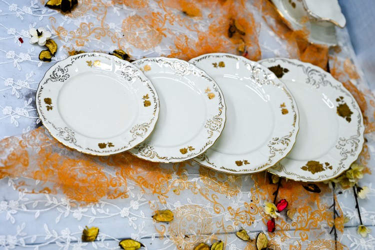 עלה זהב - צלחות בגדלים שונים עלה זהב - צלחות בגדלים שונים